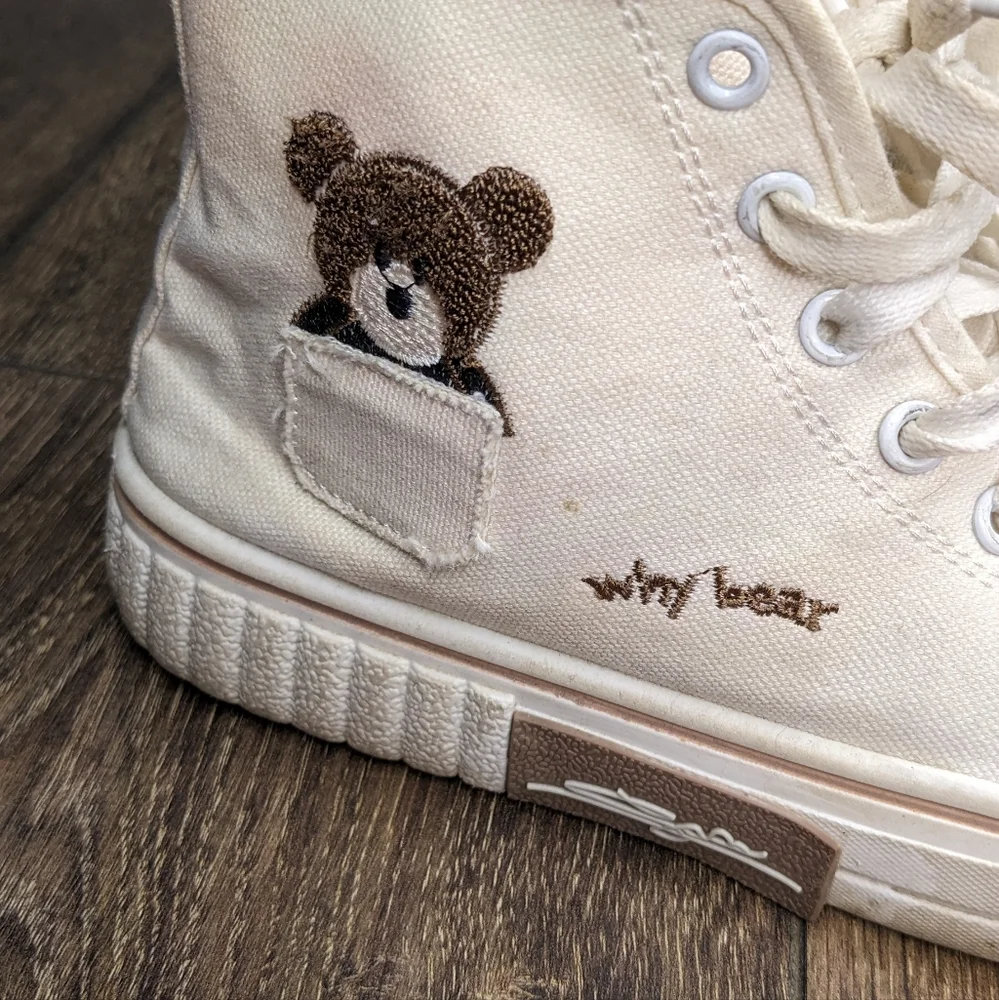 White canvas high tops cute bear applique EUC size 6.5 - Picture 7 of 8